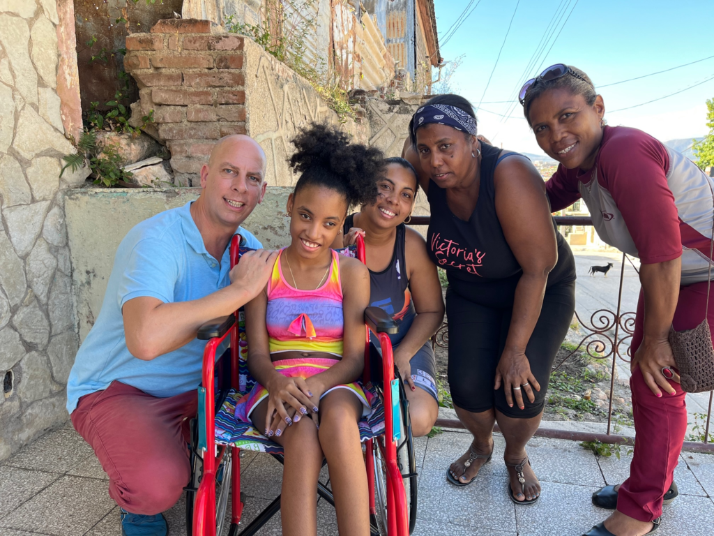 Mark Kuster mit einem Kind im Rollstuhl und drei Erwachsenen