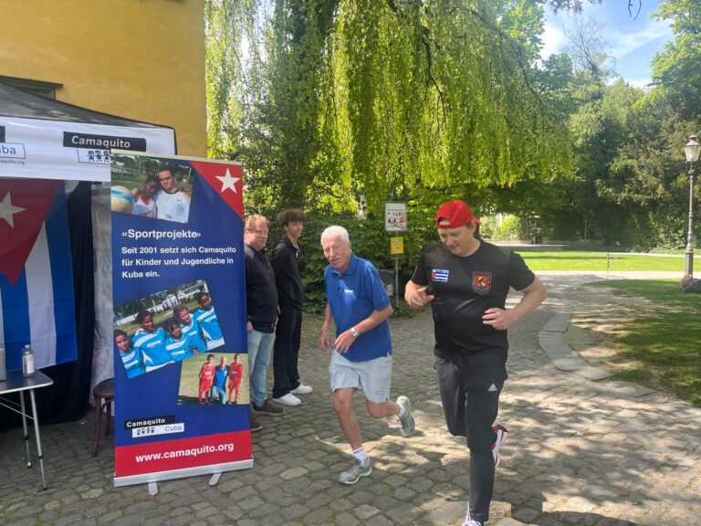 Zwei Männer, die an einem kleinen Wohltätigkeitslauf teilnehmen.