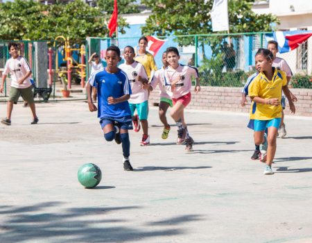 Mehrere Kinder spielen Fußball