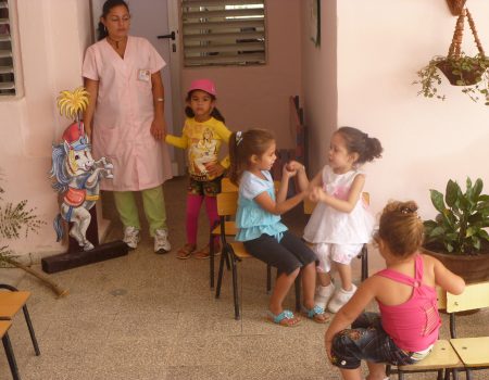 Kinder mit einer Erzieherin im Kindergarten
